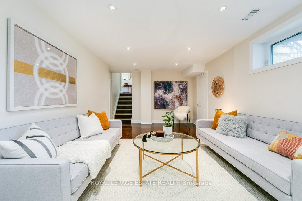 135 Varna Dr