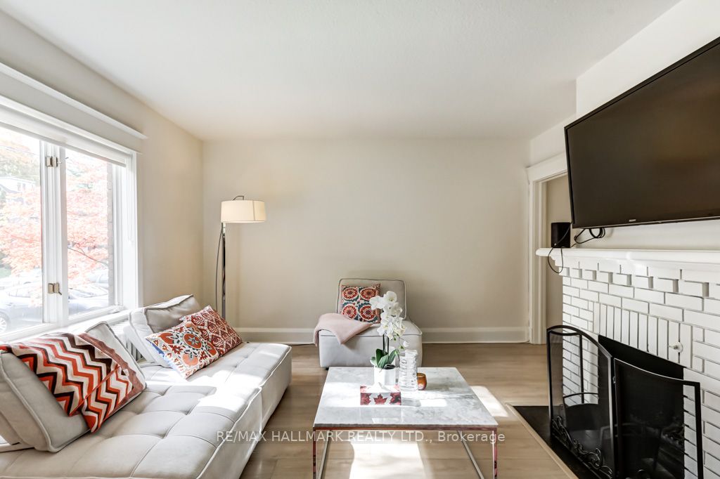 110 Manor Rd E