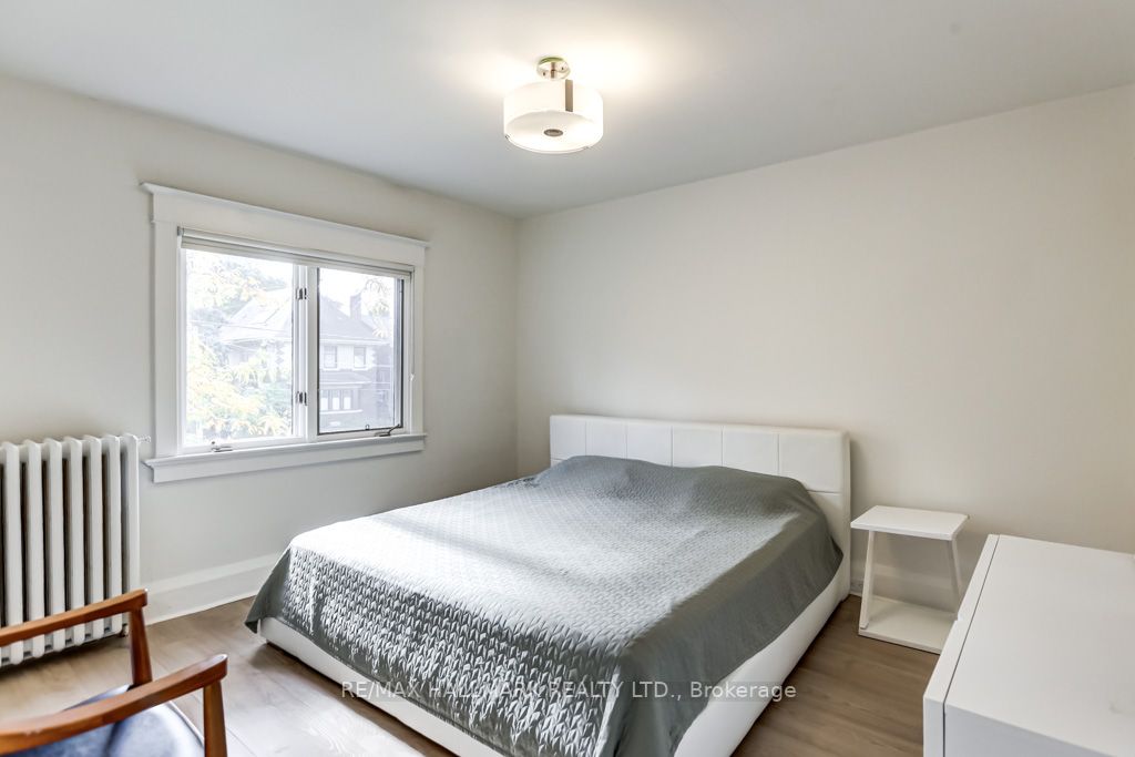 110 Manor Rd E