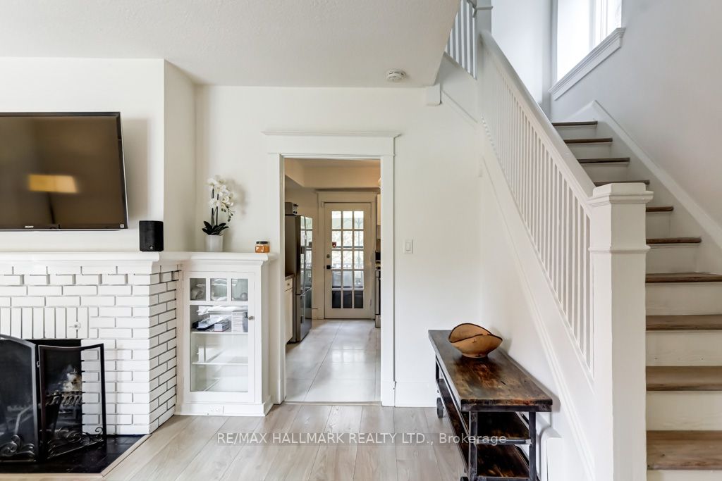 110 Manor Rd E