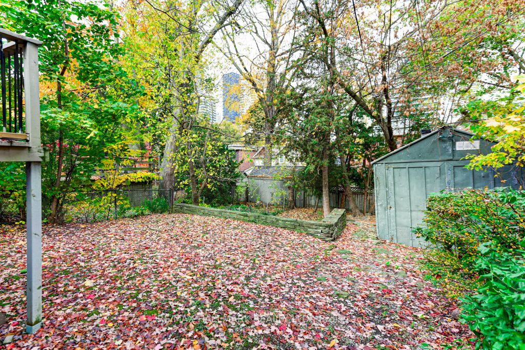 110 Manor Rd E