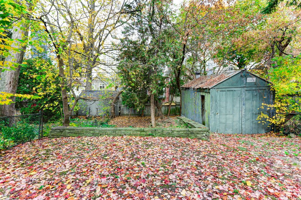 110 Manor Rd E