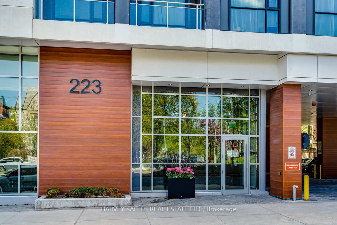 223 St Clair Ave W, #406