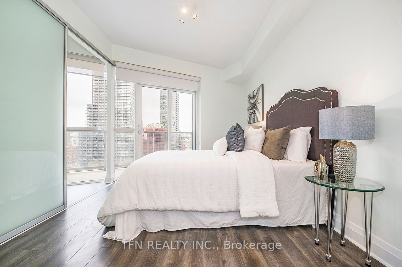 352 Front St W, #1415