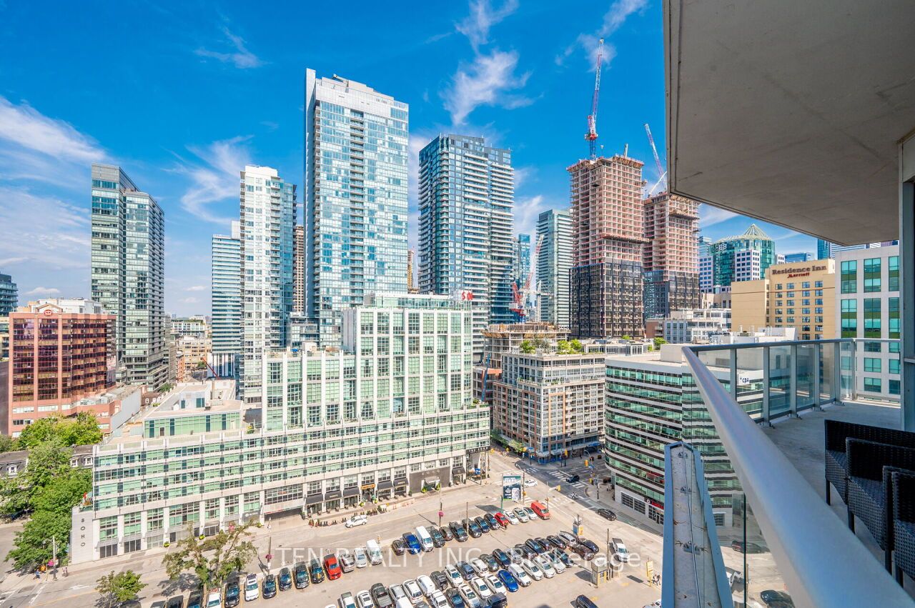 352 Front St W, #1415