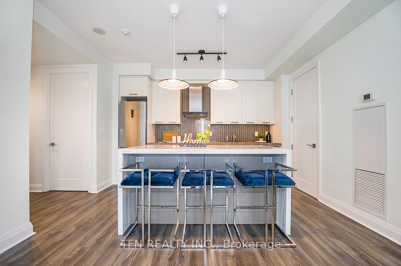 352 Front St W, #1415