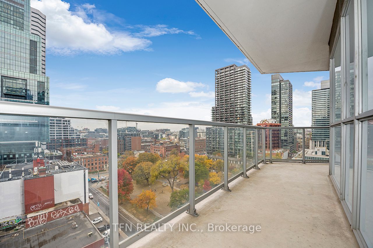 352 Front St W, #1415
