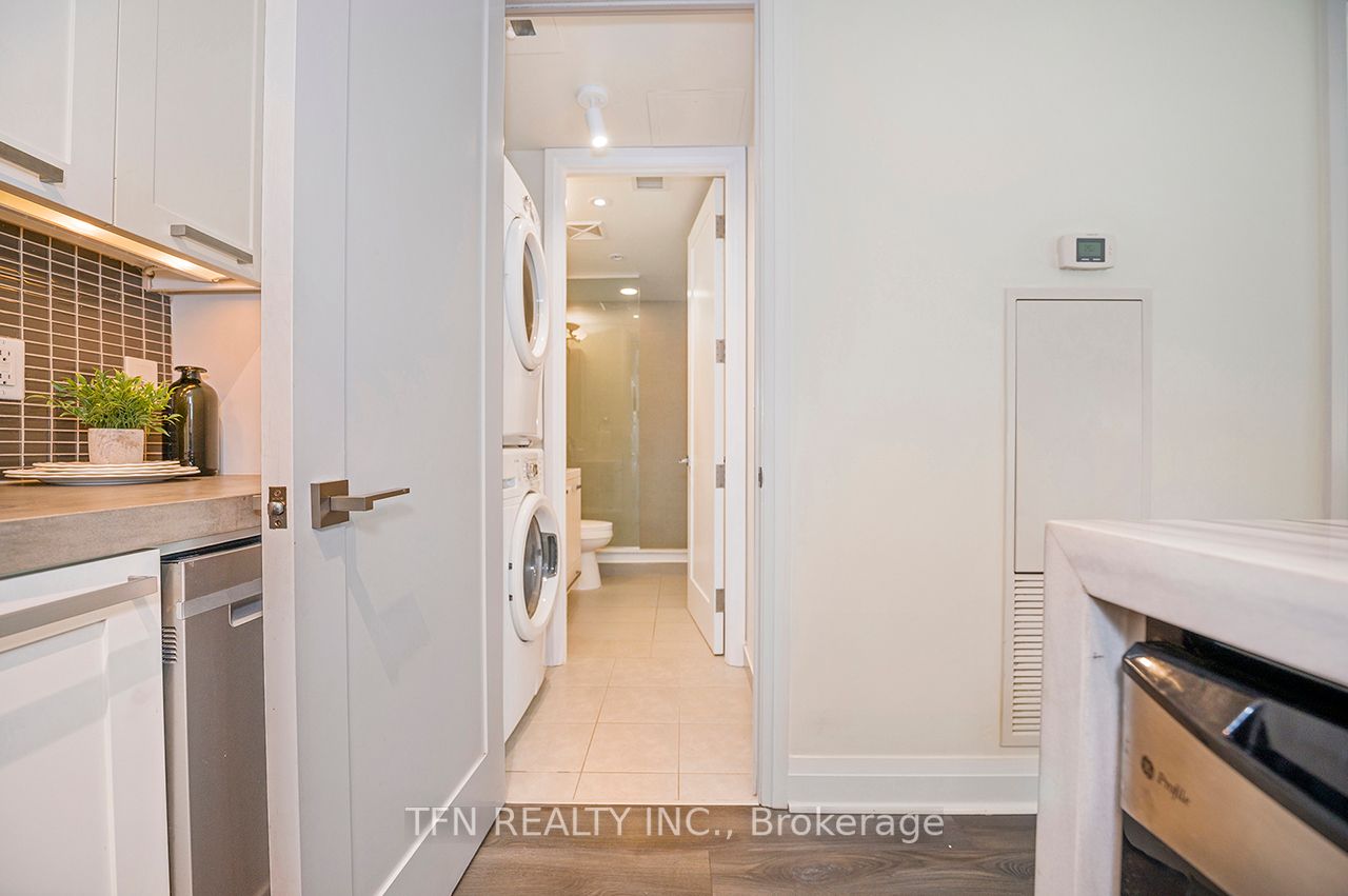 352 Front St W, #1415