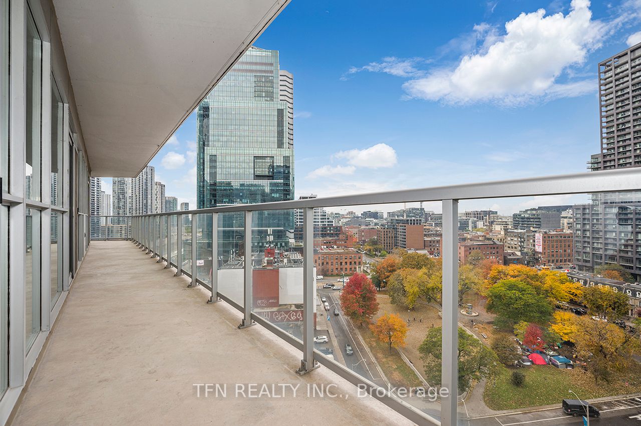 352 Front St W, #1415