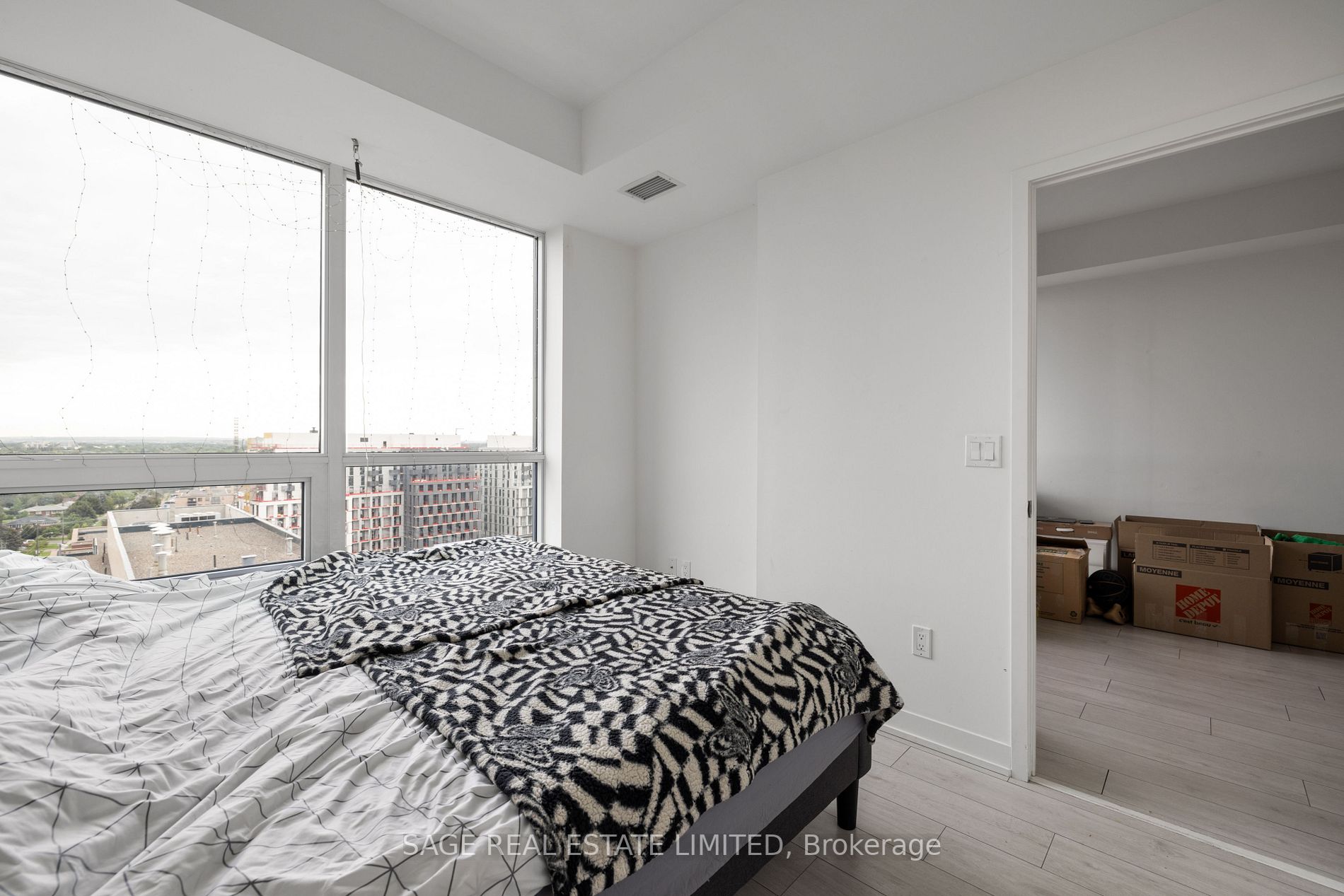 31 Tippett Rd, #1305