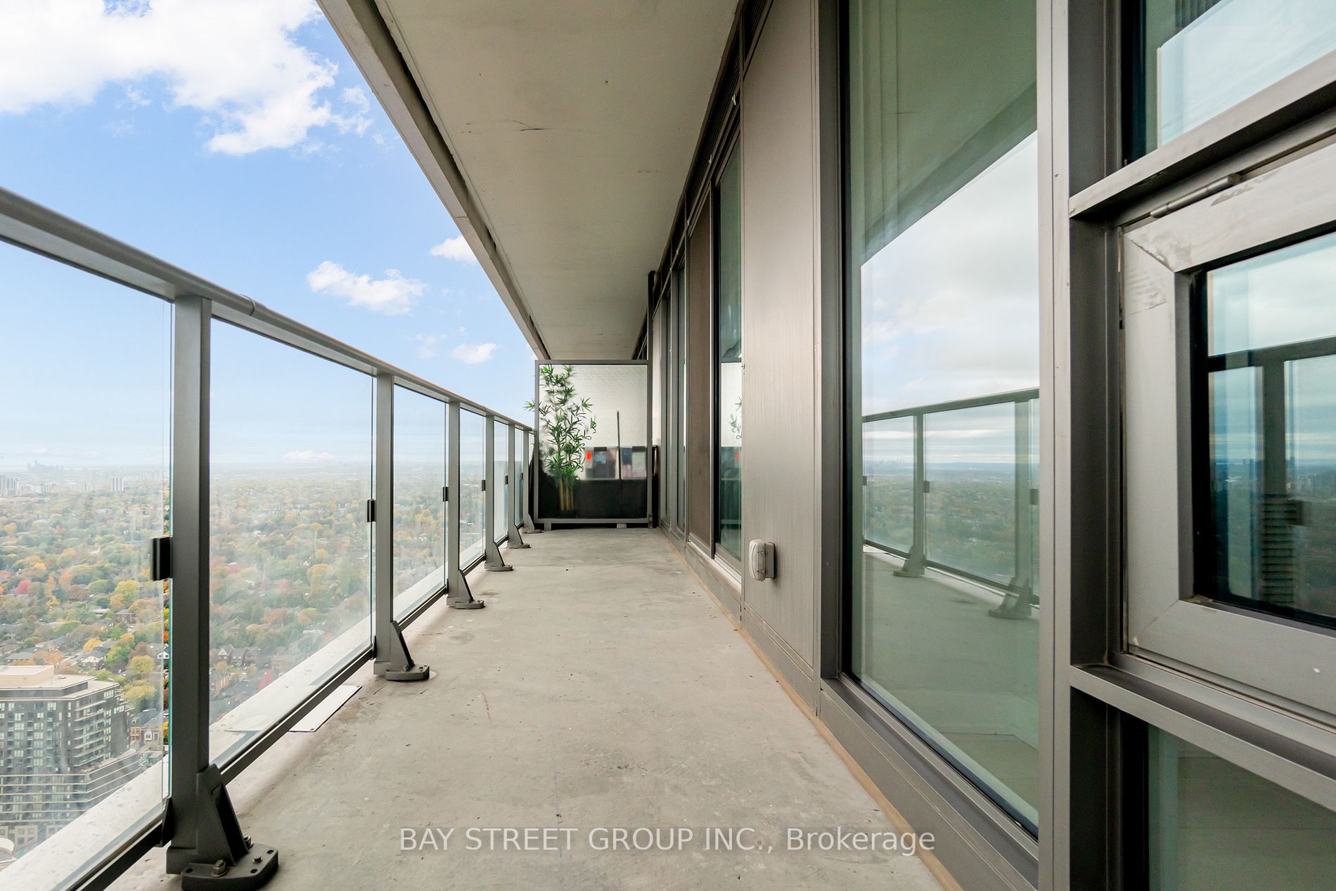 2221 Yonge St S, #4106