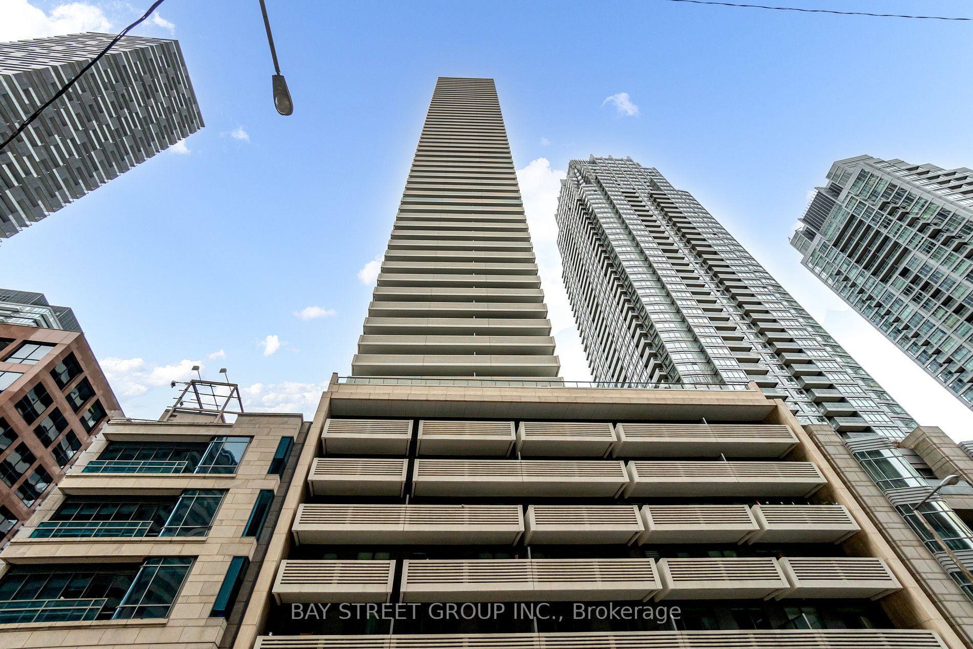 2221 Yonge St S, #4106