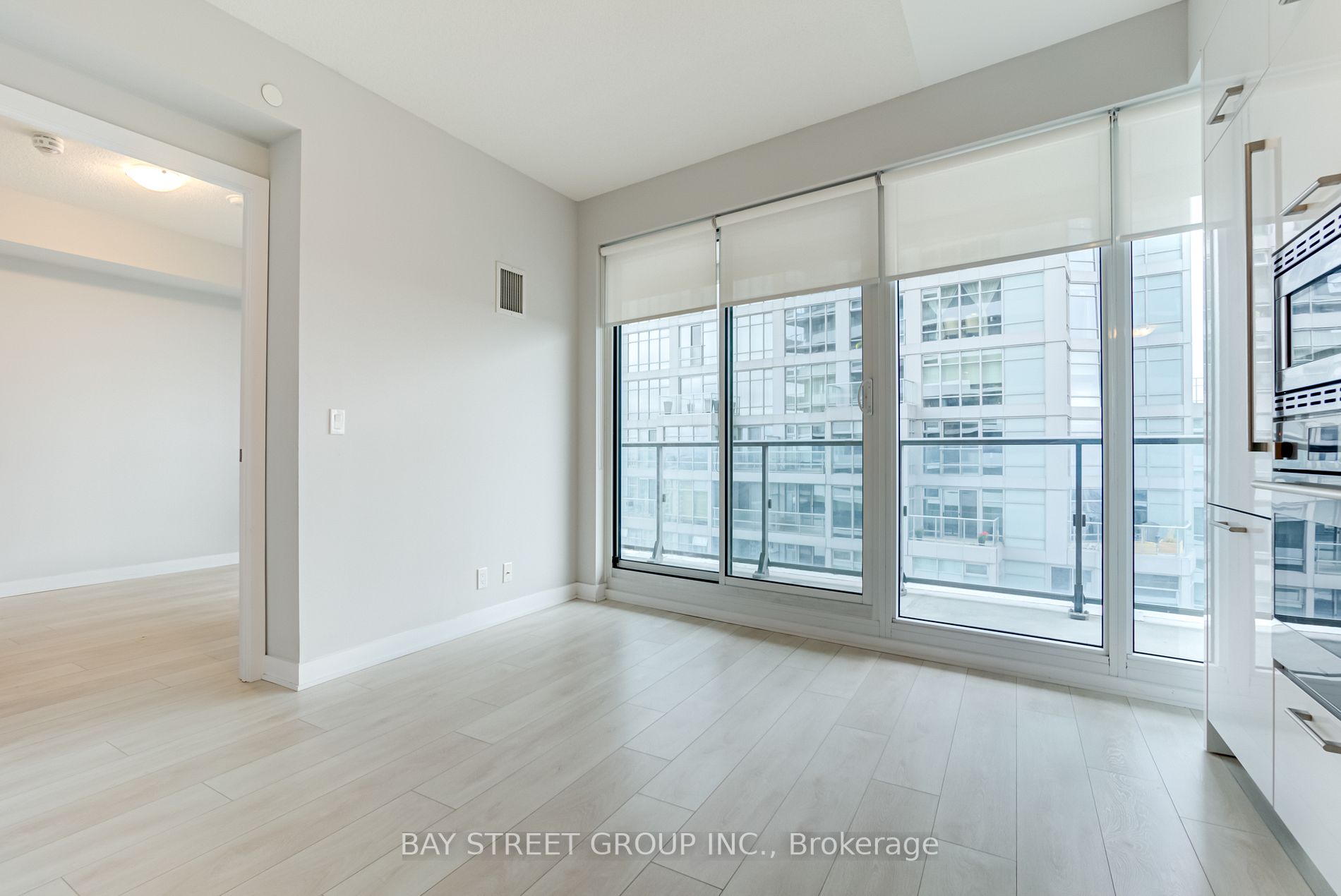 2221 Yonge St S, #4106
