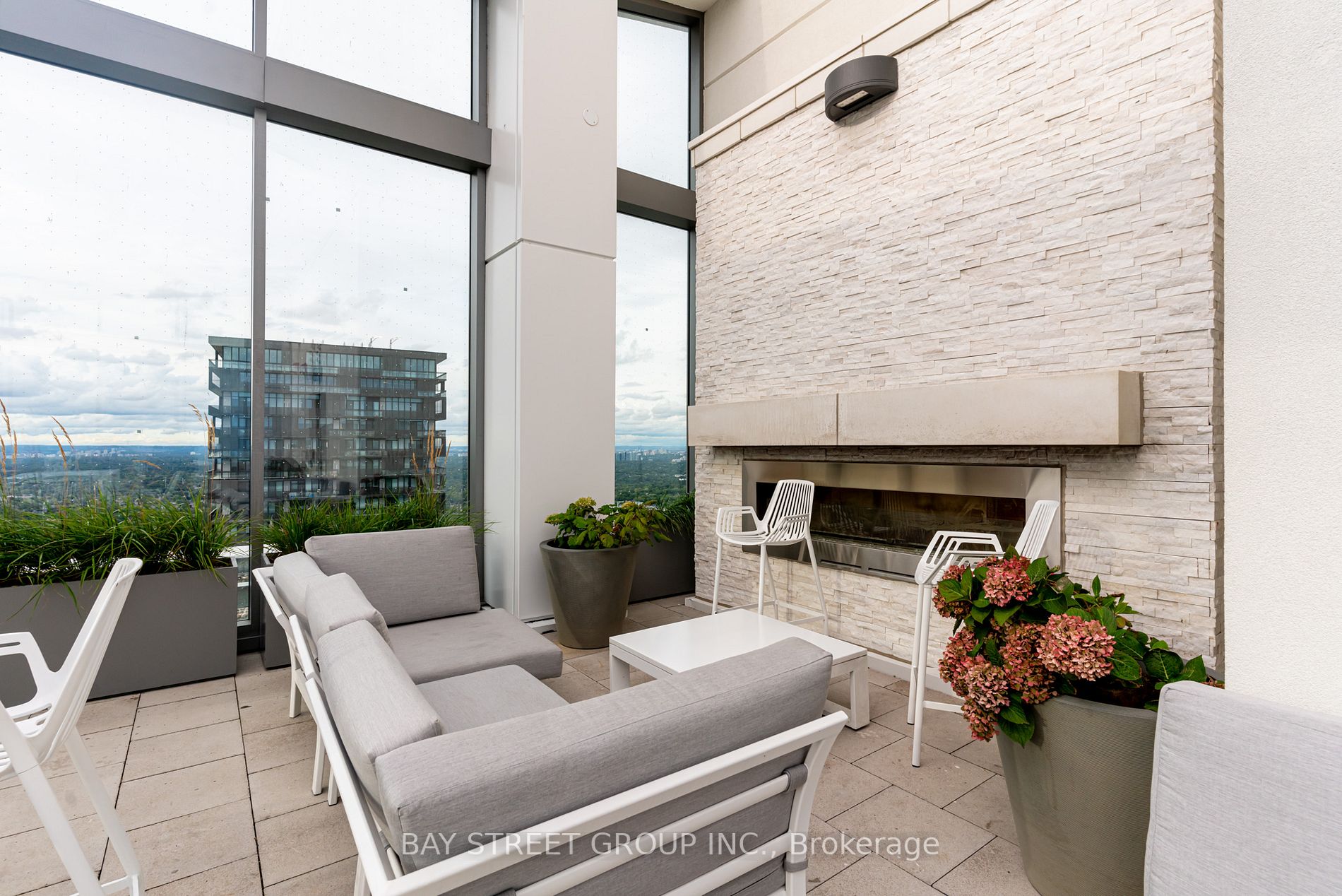 2221 Yonge St S, #4106