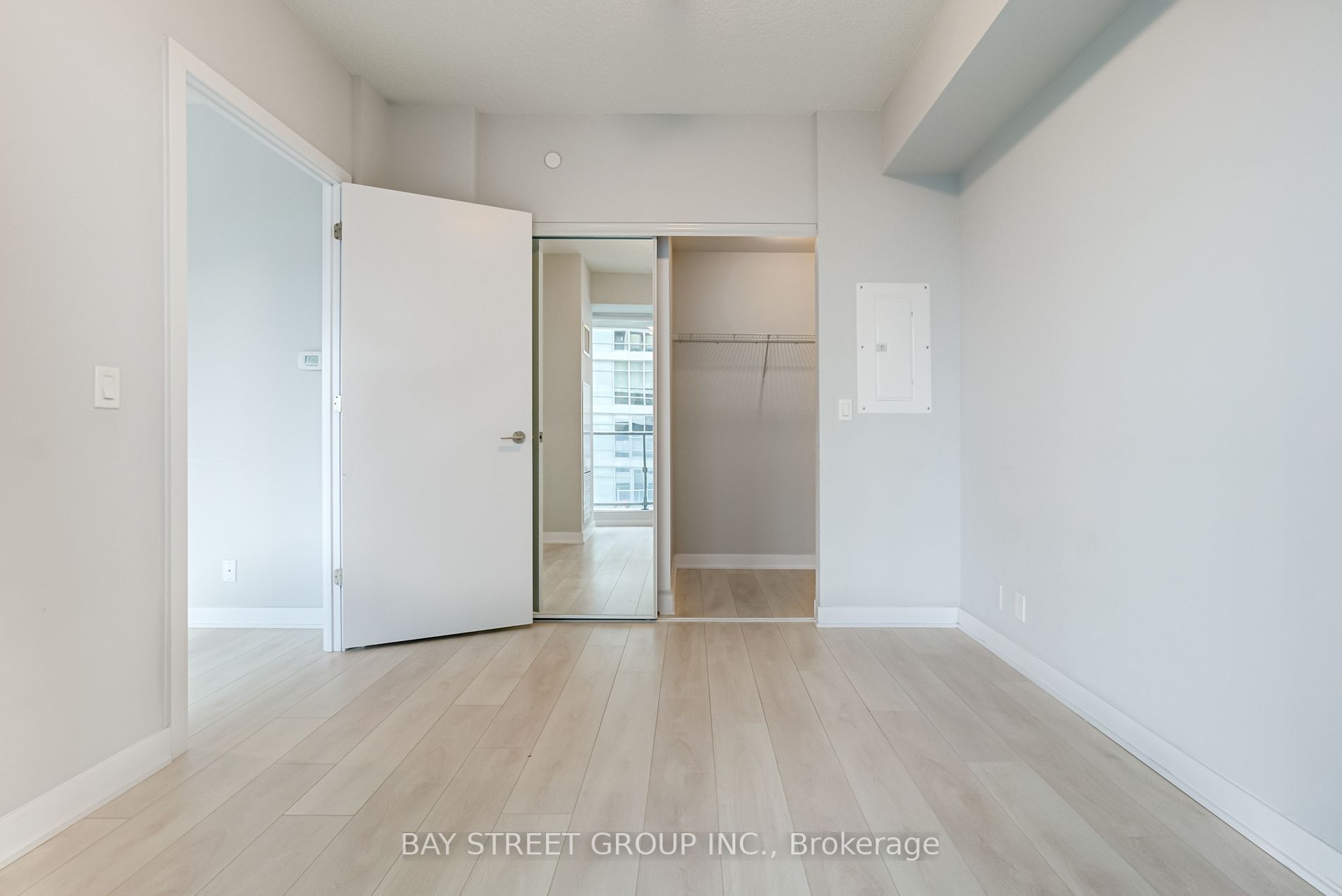 2221 Yonge St S, #4106