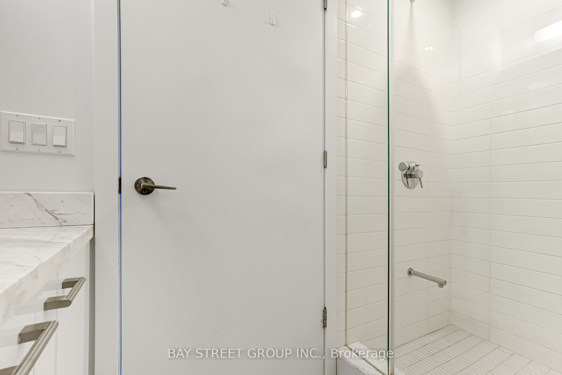 2221 Yonge St S, #4106