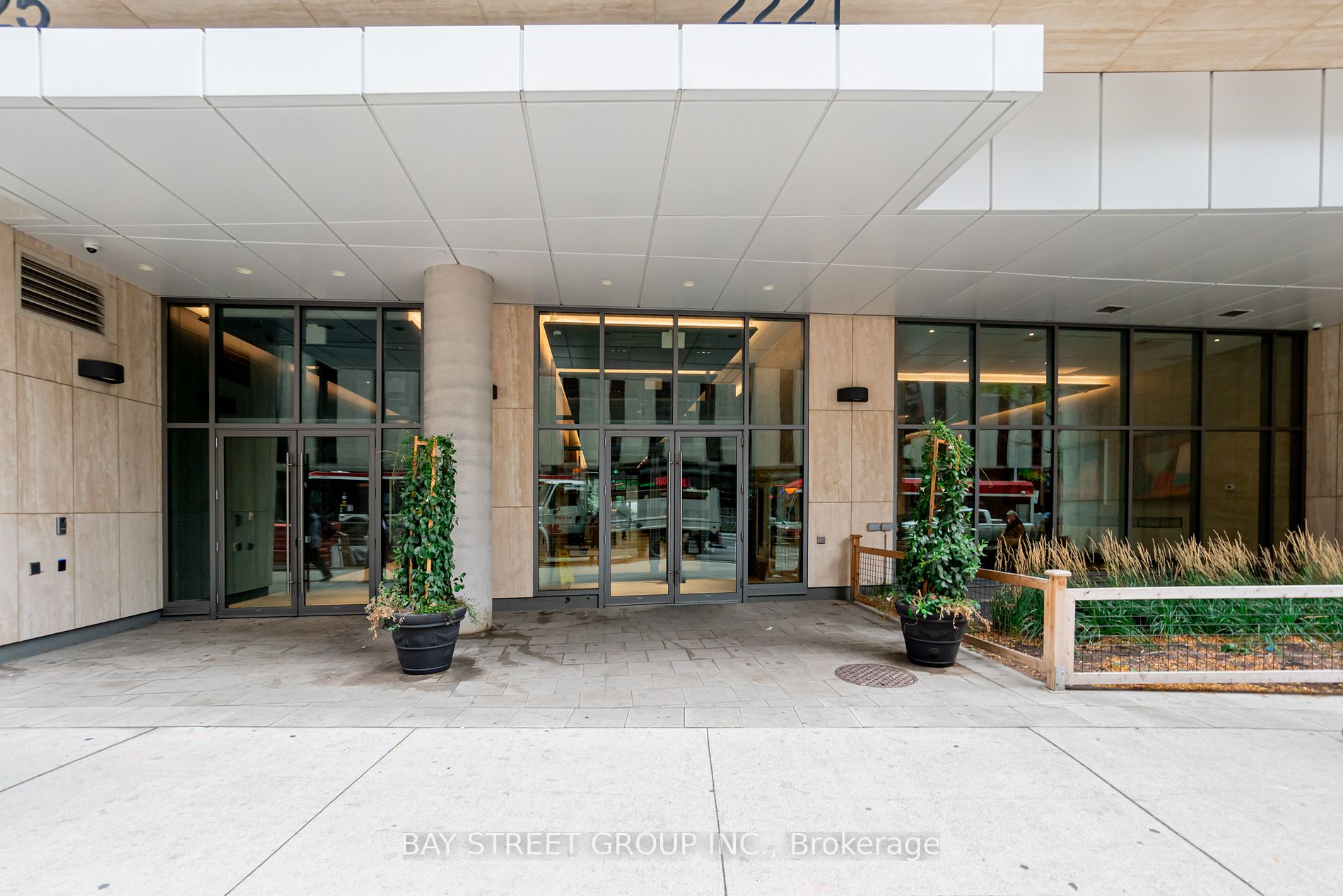 2221 Yonge St S, #4106