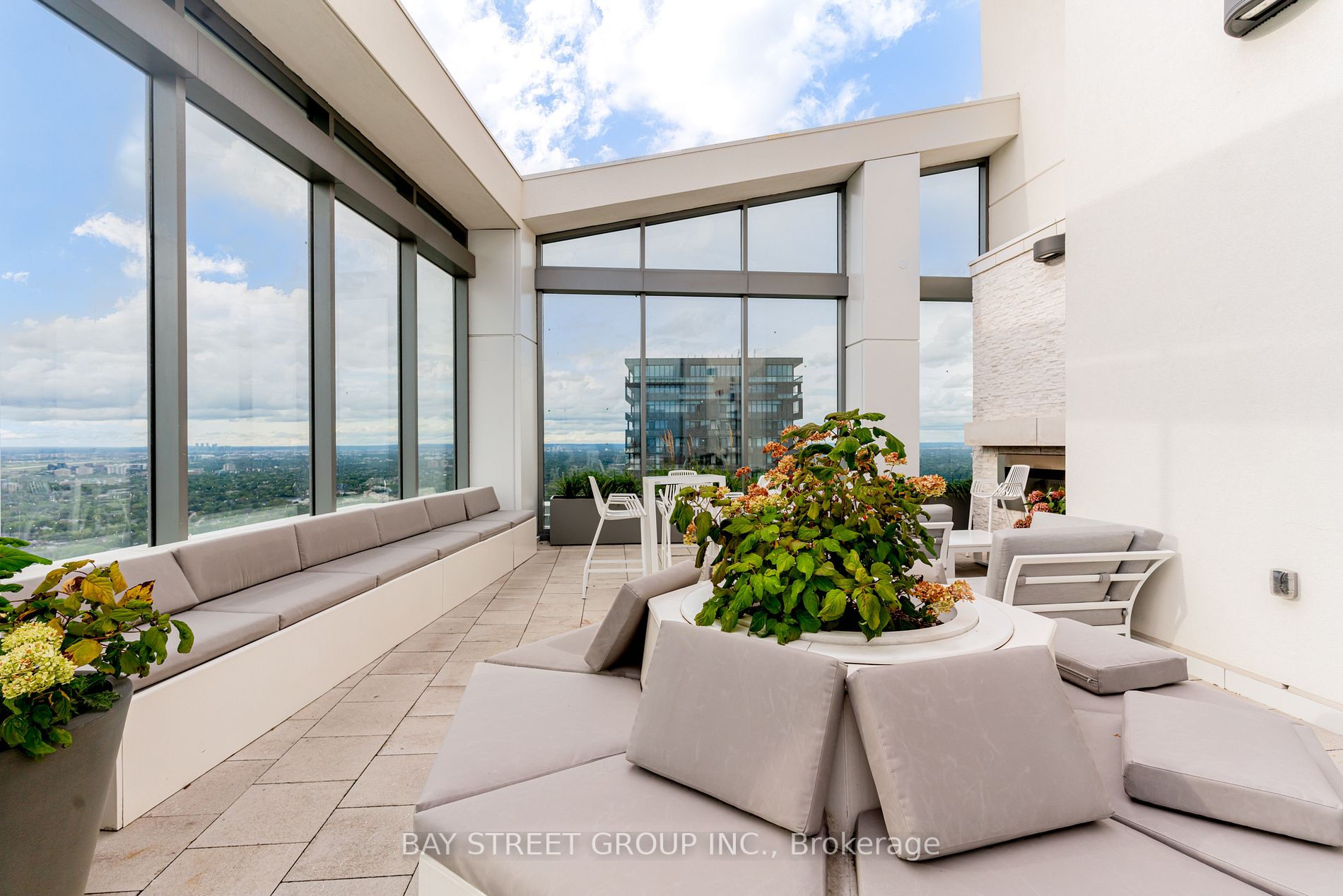 2221 Yonge St S, #4106