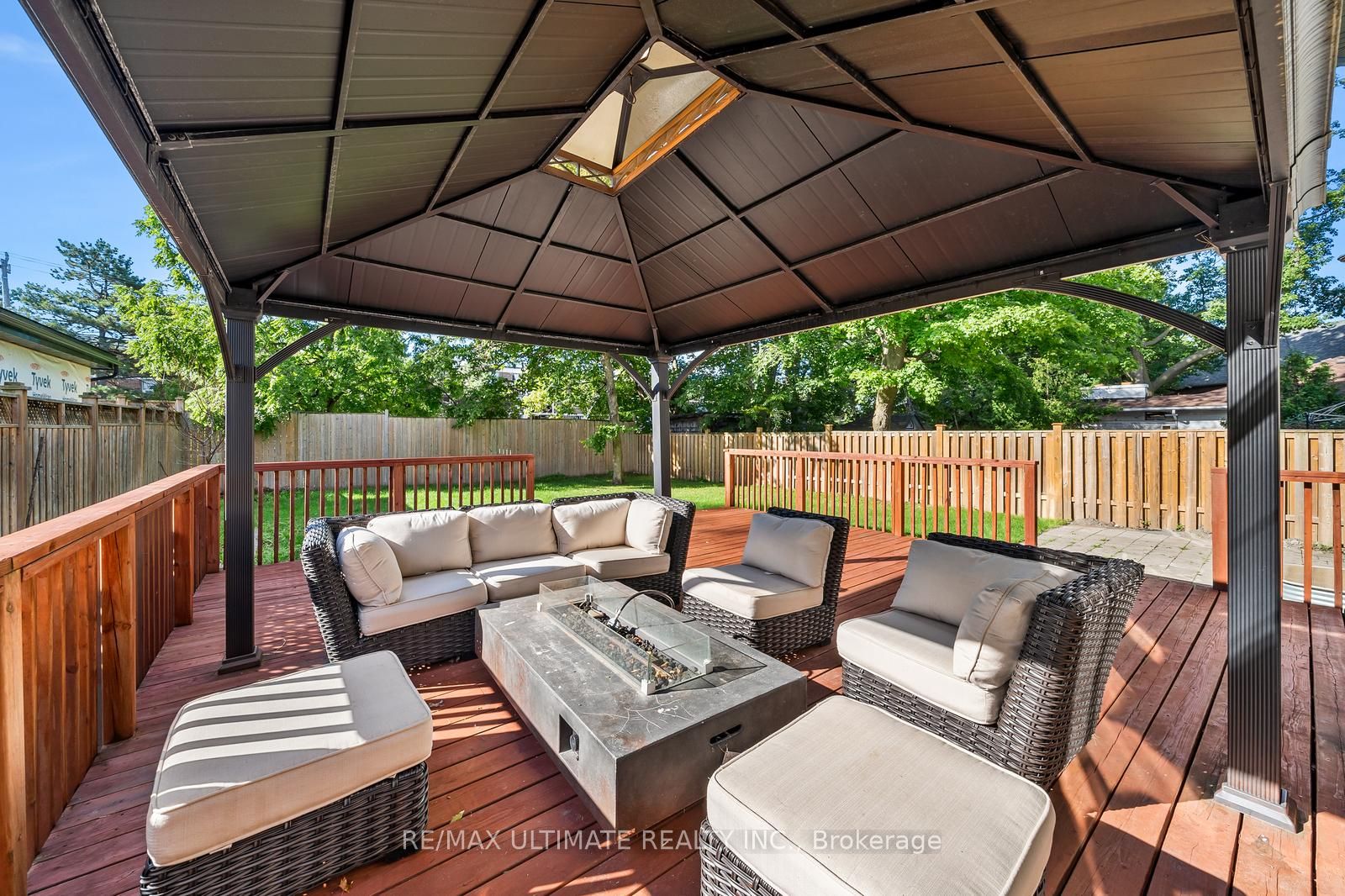 15 Roycrest Ave