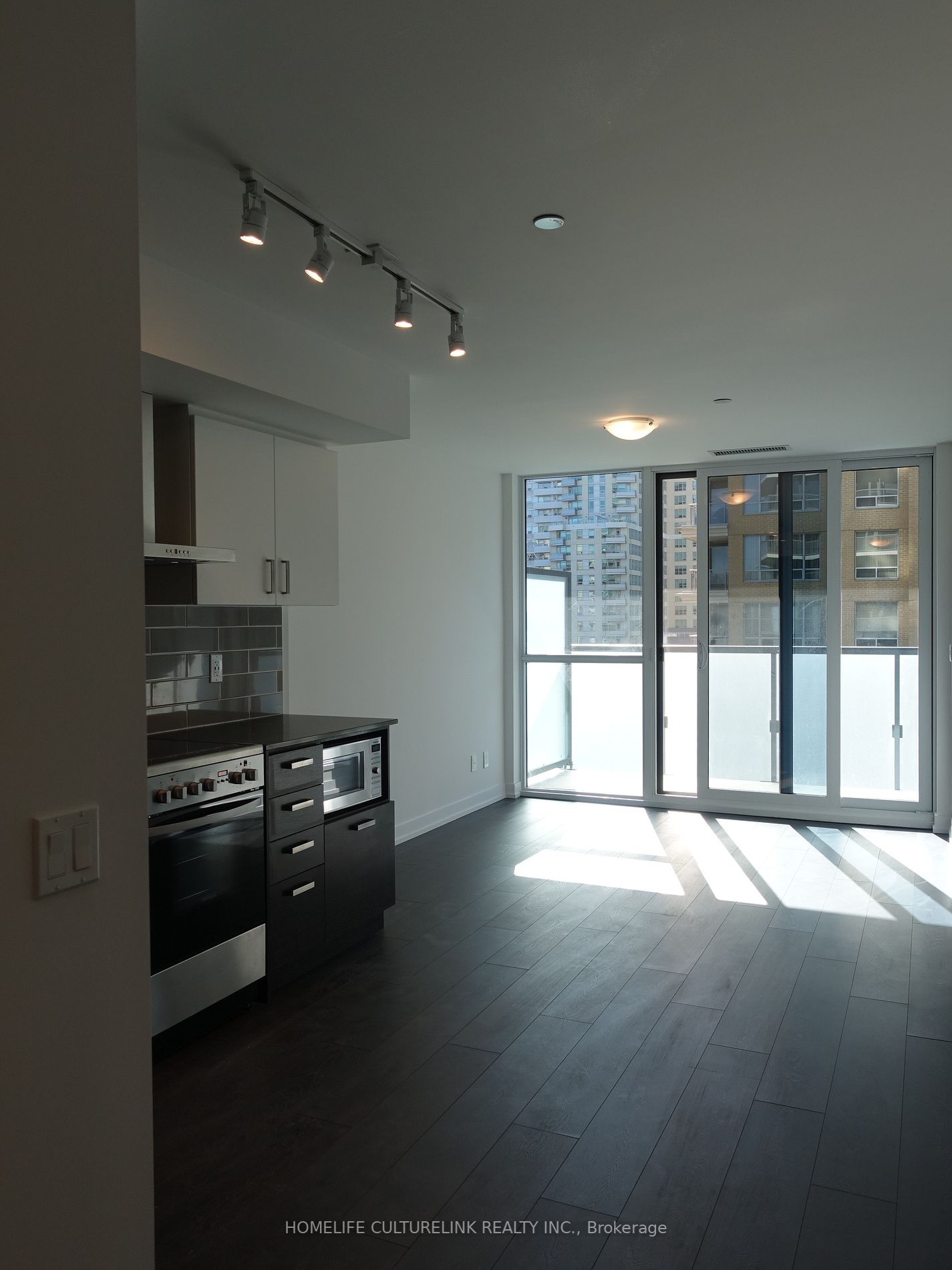 125 Redpath Ave, #711