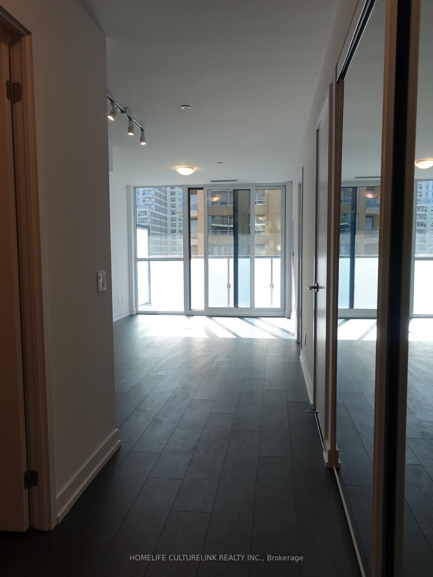 125 Redpath Ave, #711