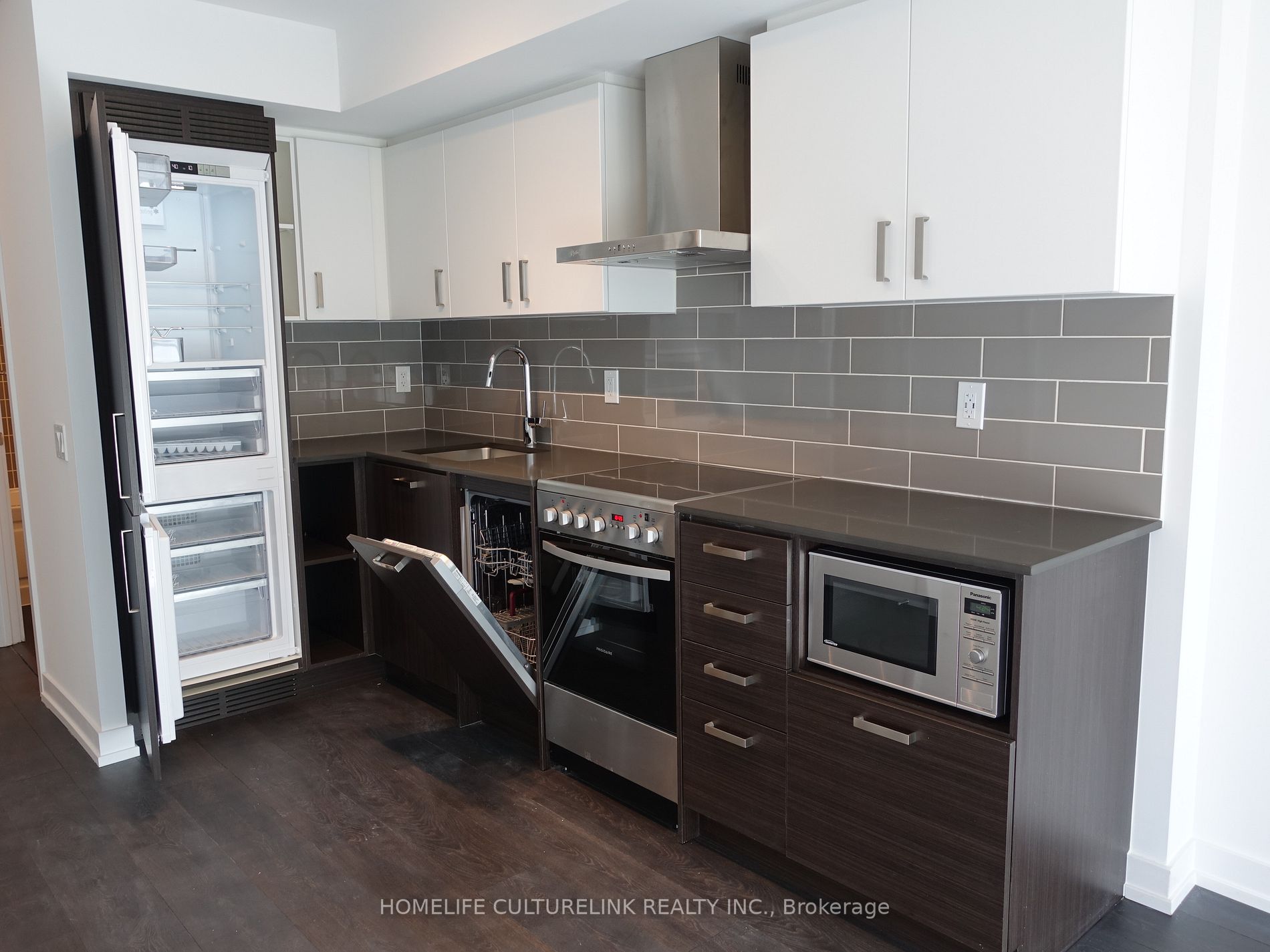 125 Redpath Ave, #711