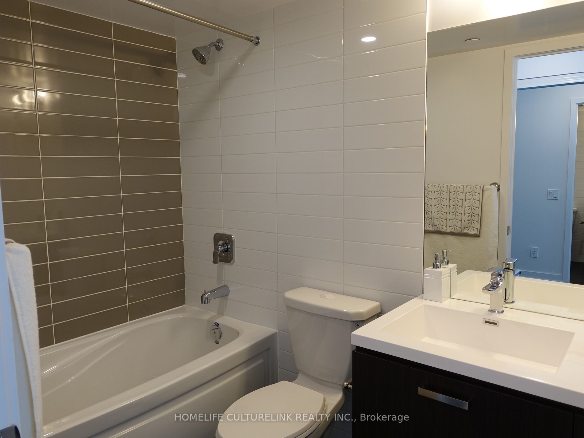 125 Redpath Ave, #711