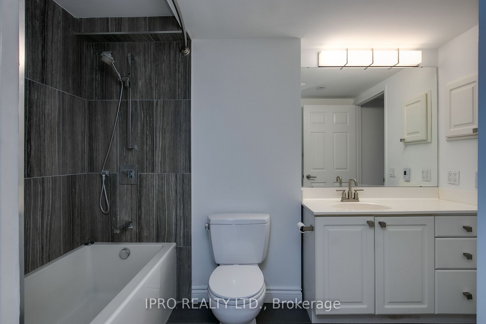 18 Concorde Pl, #411