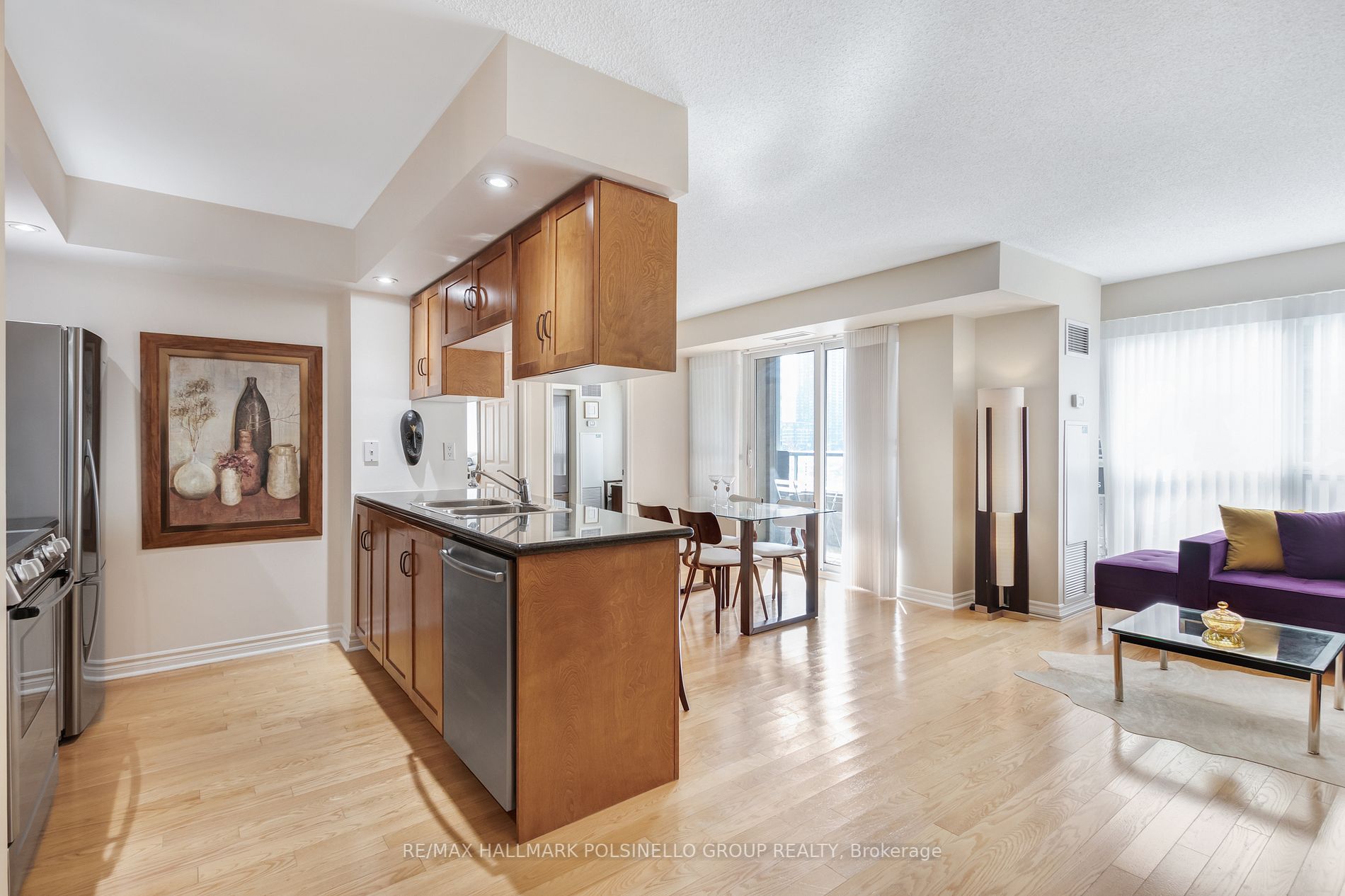 270 Wellington St W, #417