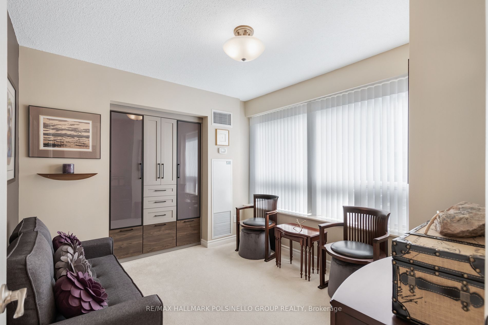 270 Wellington St W, #417