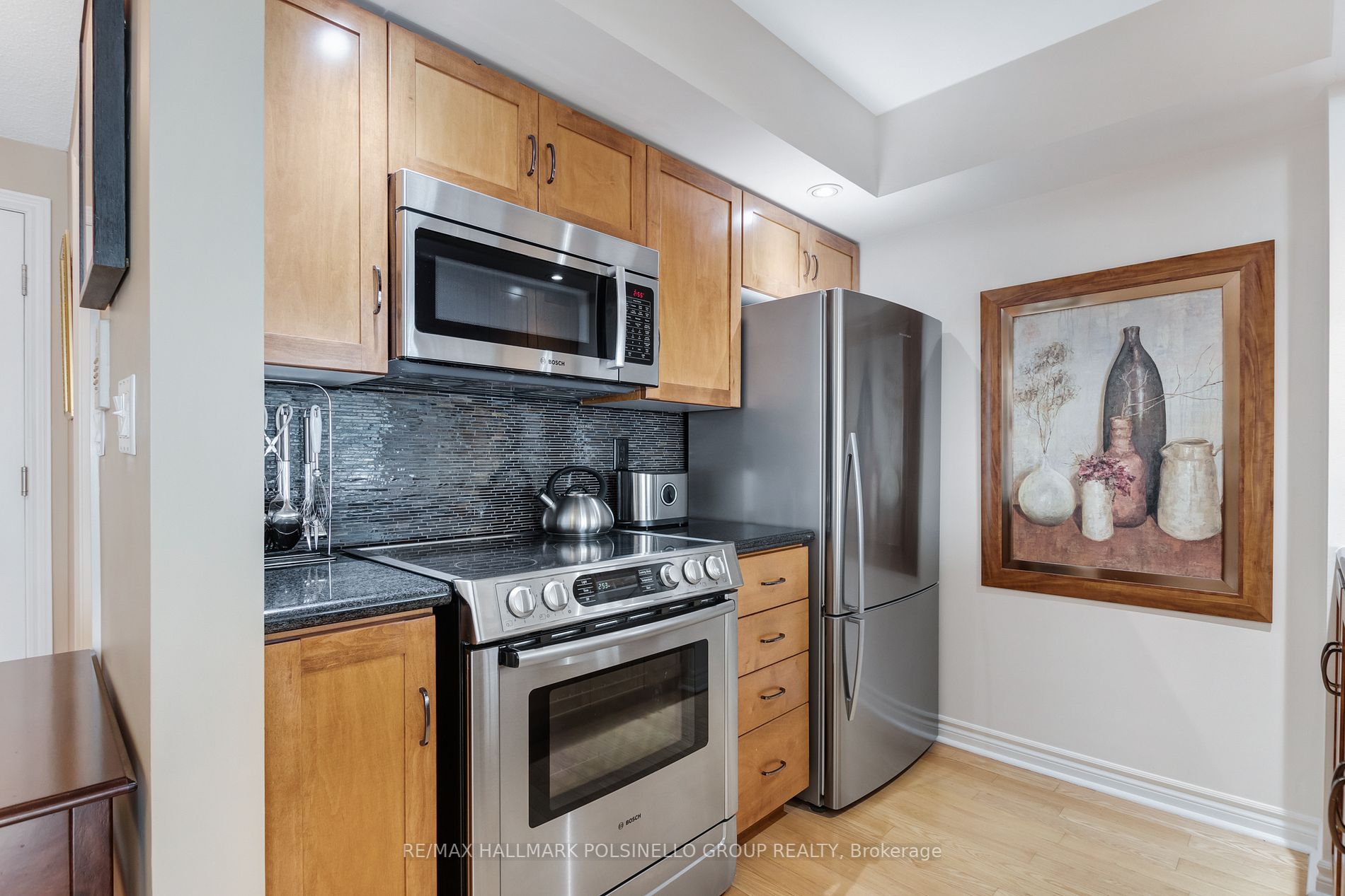 270 Wellington St W, #417