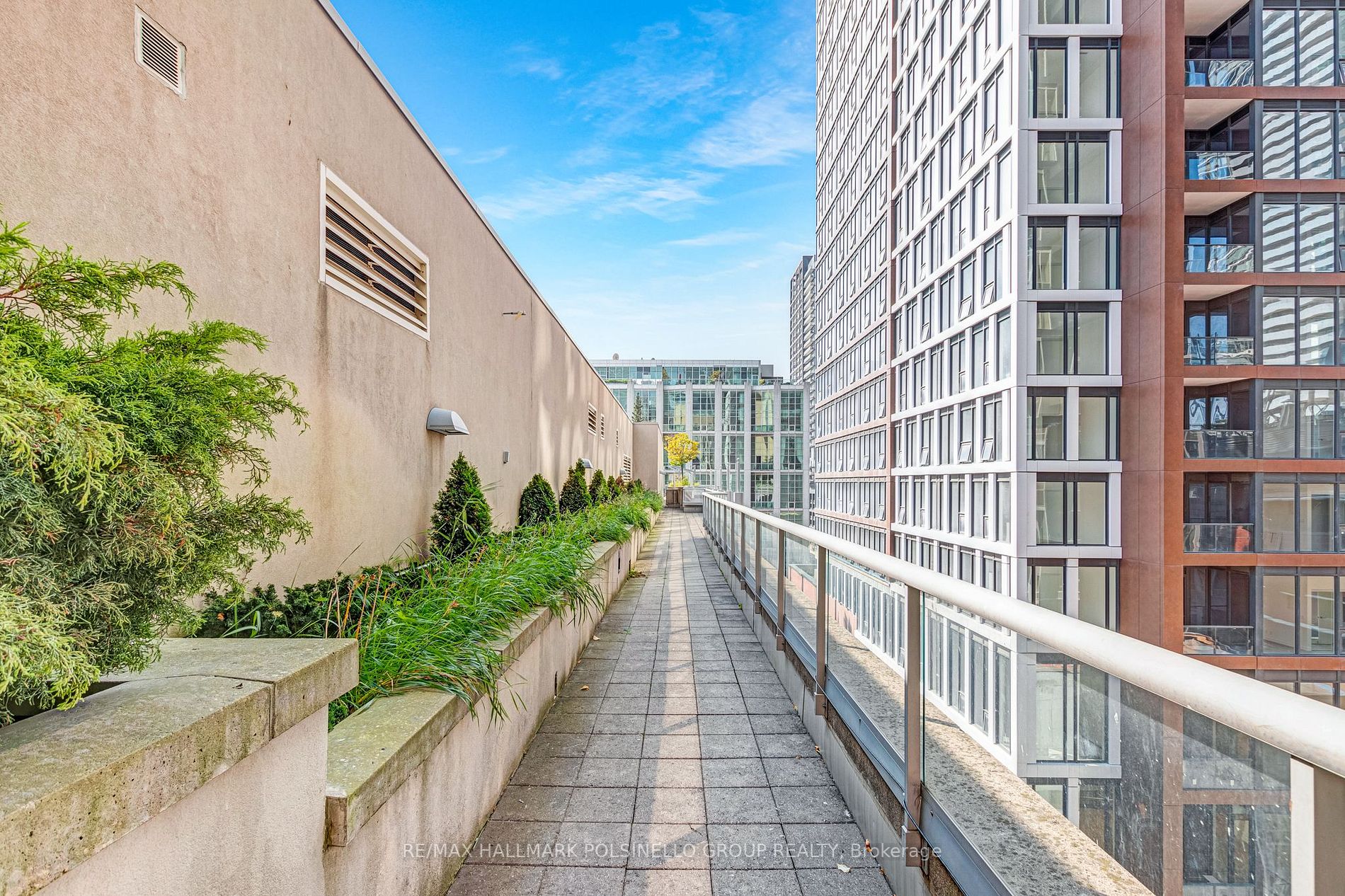 270 Wellington St W, #417