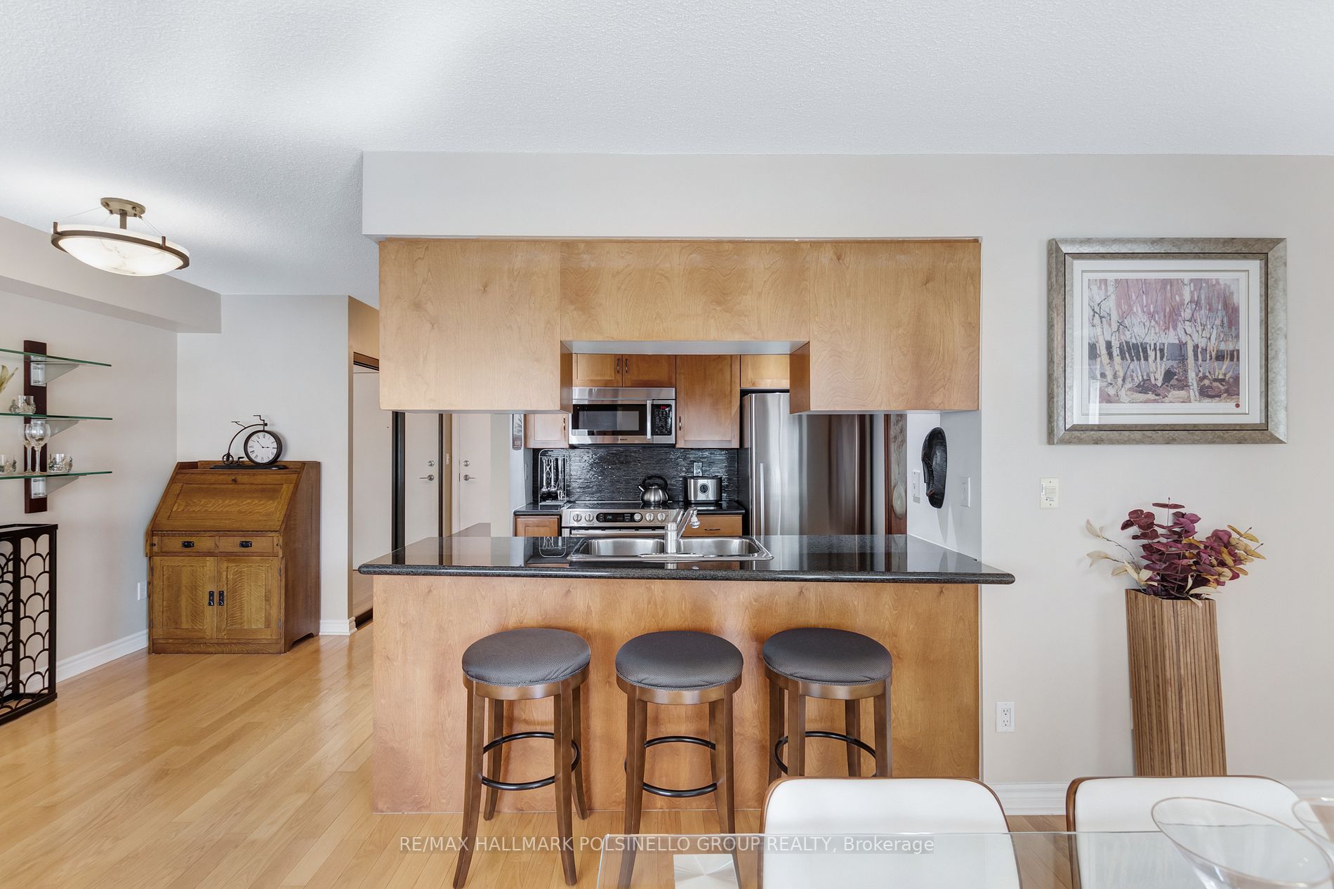270 Wellington St W, #417