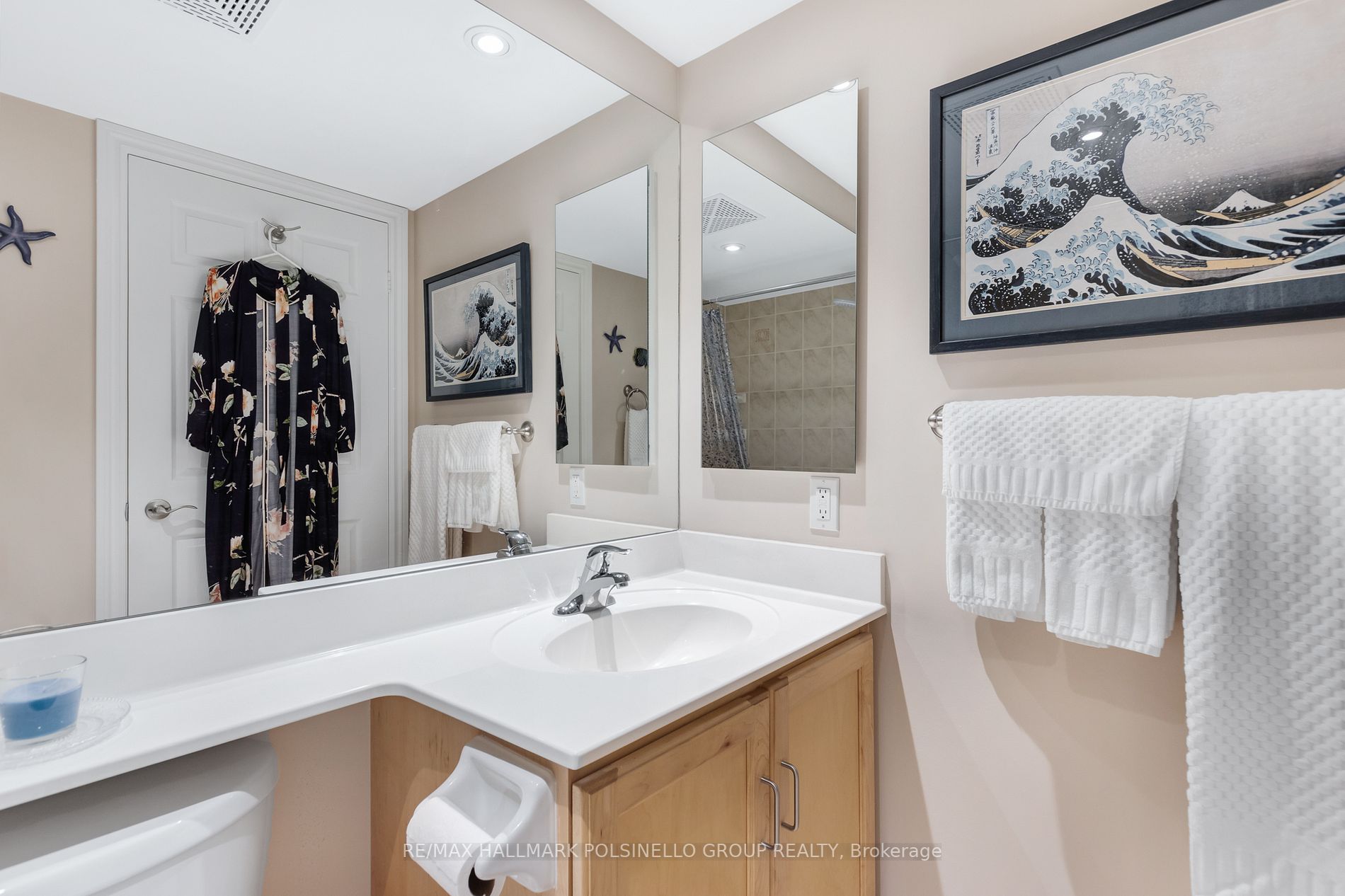 270 Wellington St W, #417