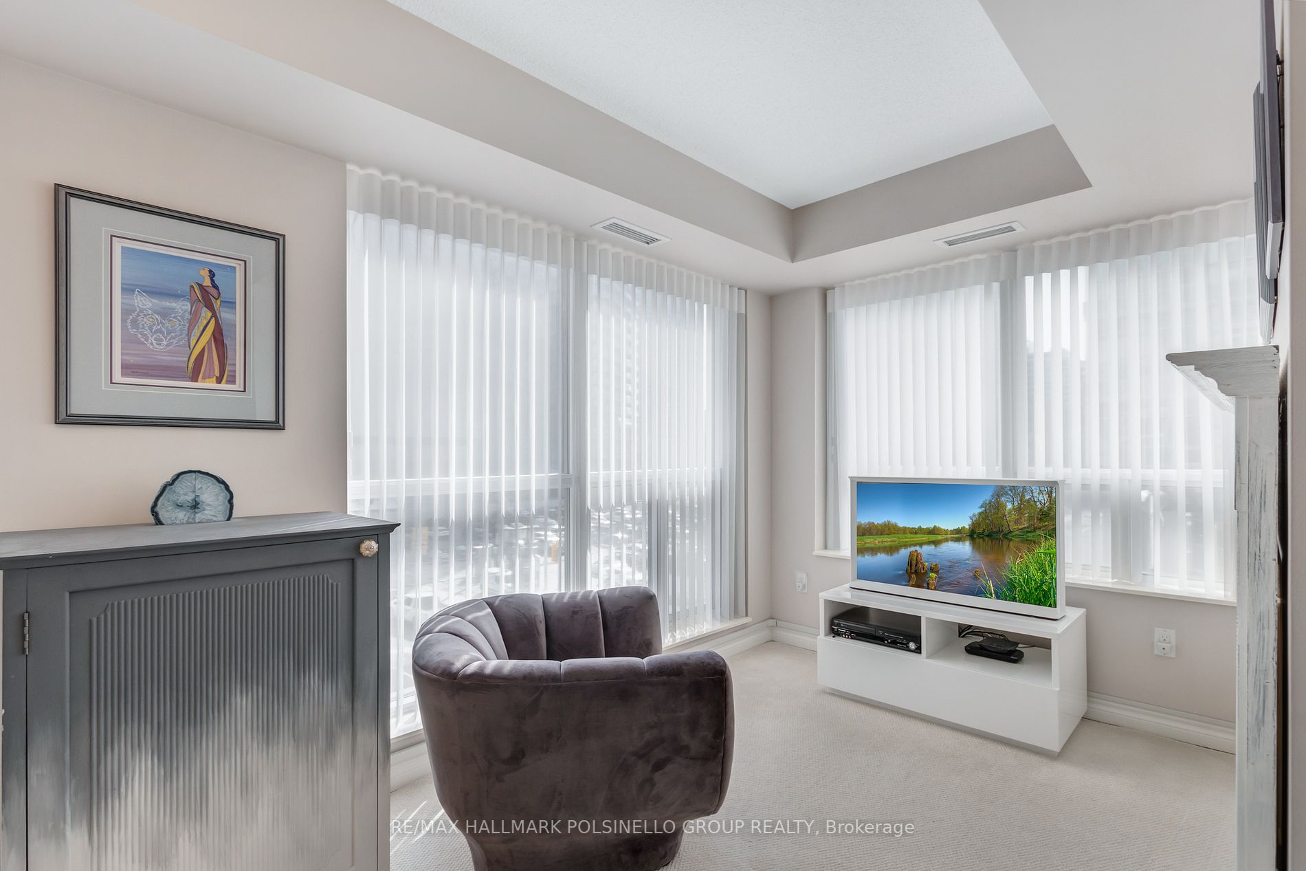270 Wellington St W, #417