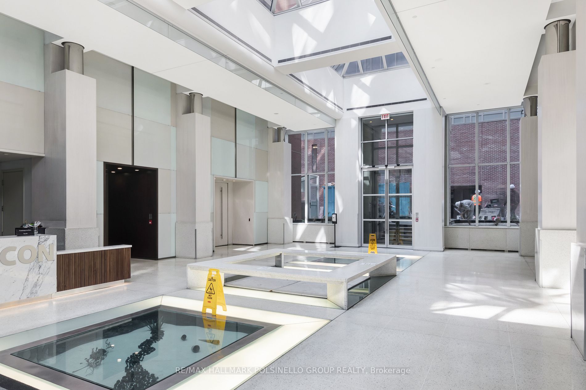 270 Wellington St W, #417