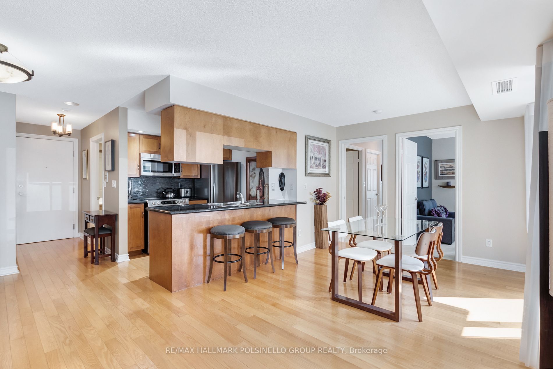 270 Wellington St W, #417