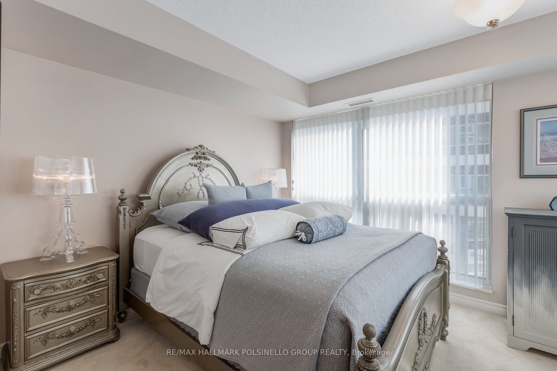 270 Wellington St W, #417