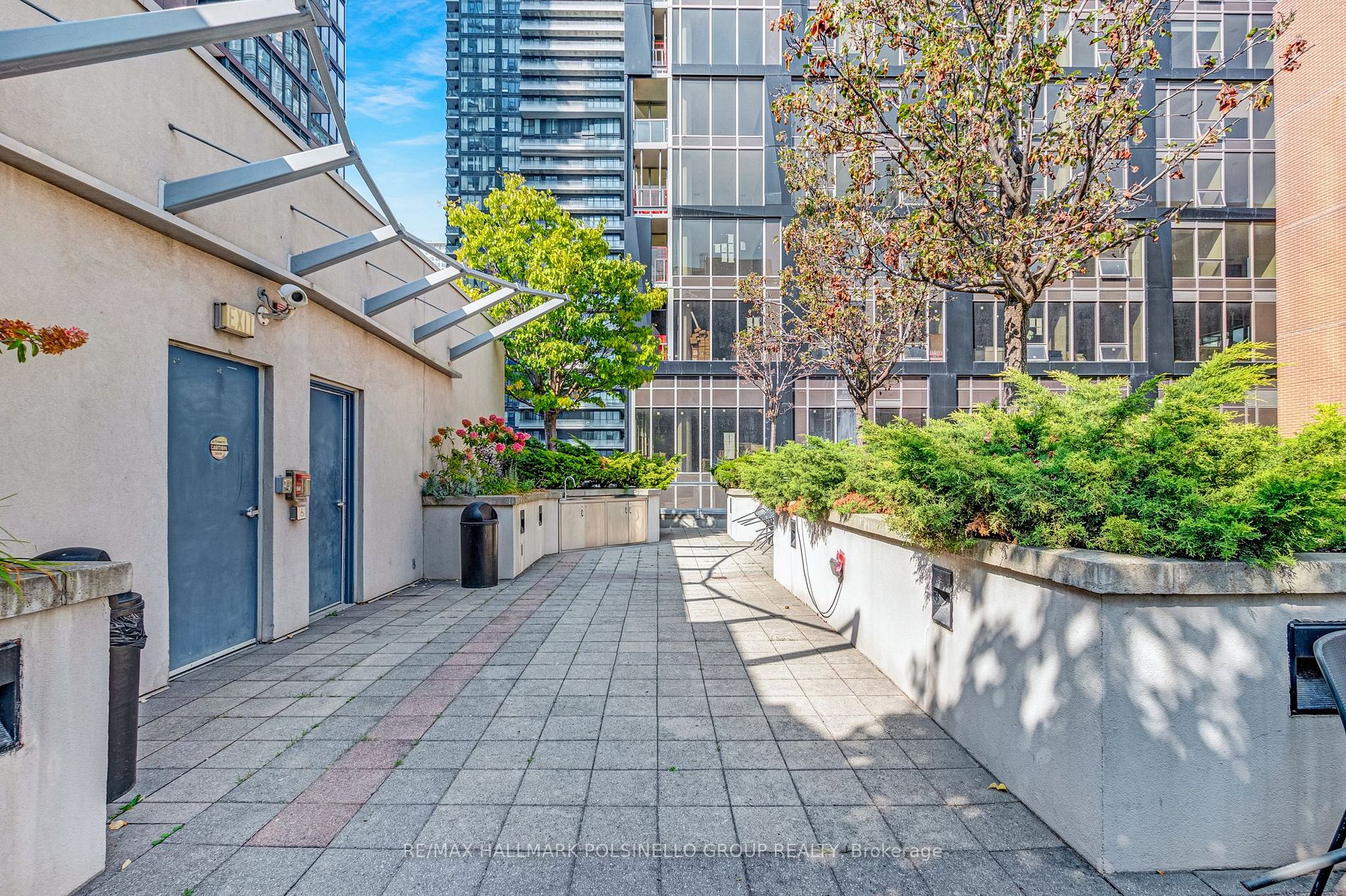 270 Wellington St W, #417