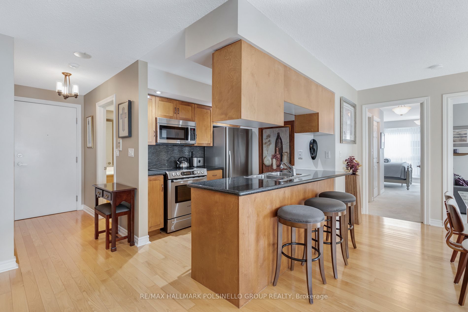 270 Wellington St W, #417