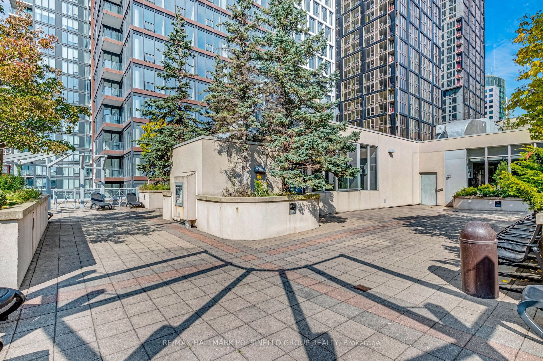 270 Wellington St W, #417