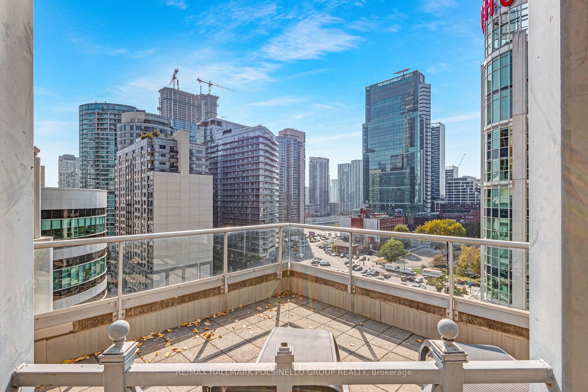 270 Wellington St W, #417
