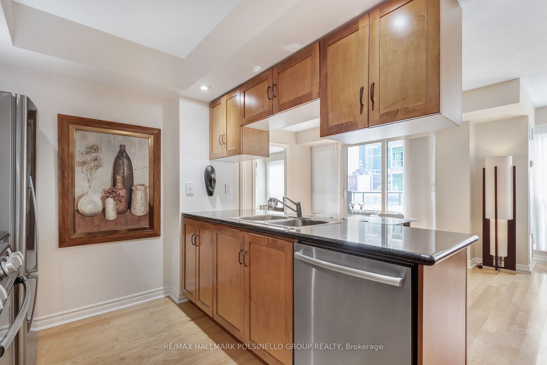270 Wellington St W, #417