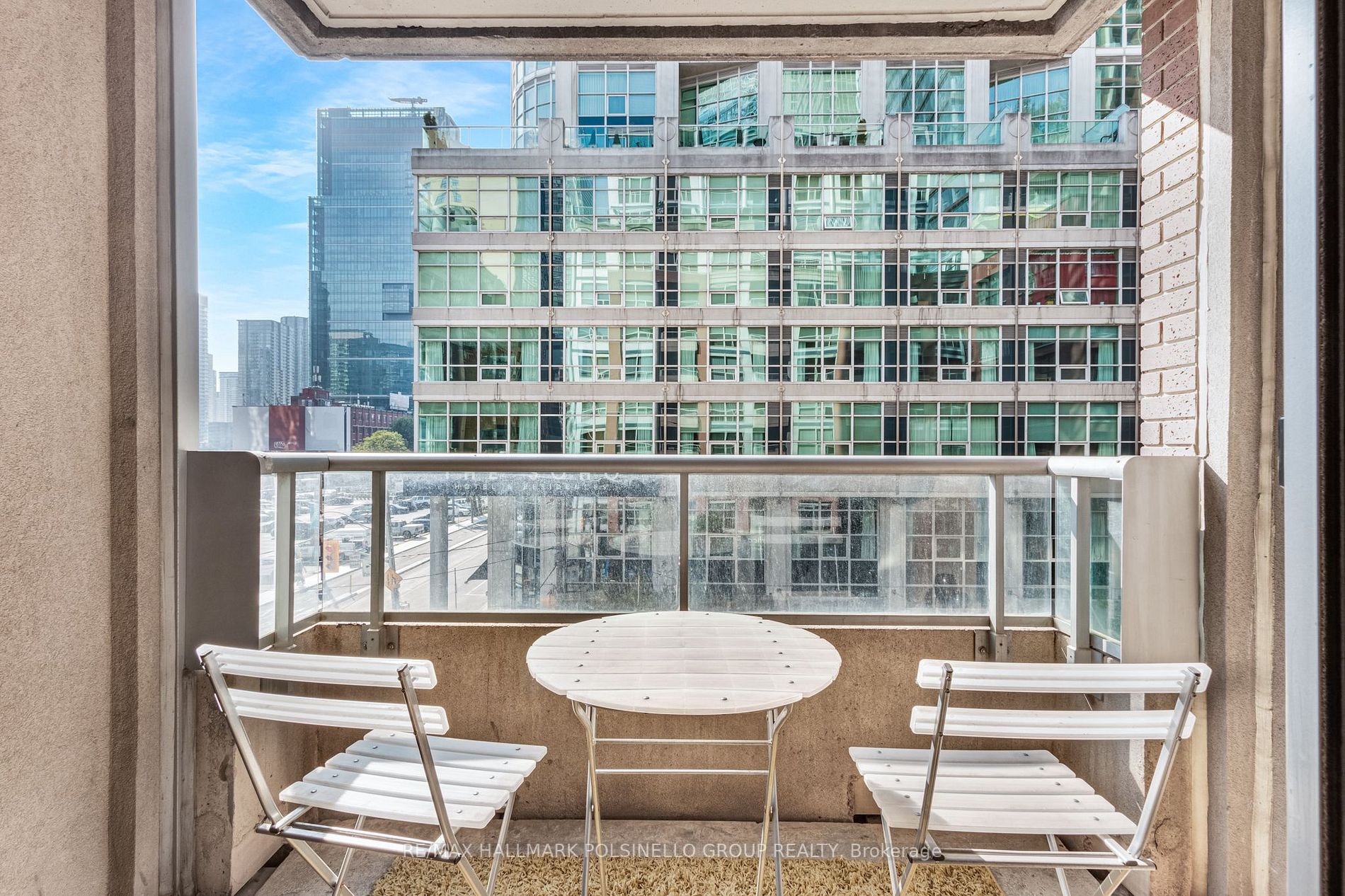 270 Wellington St W, #417