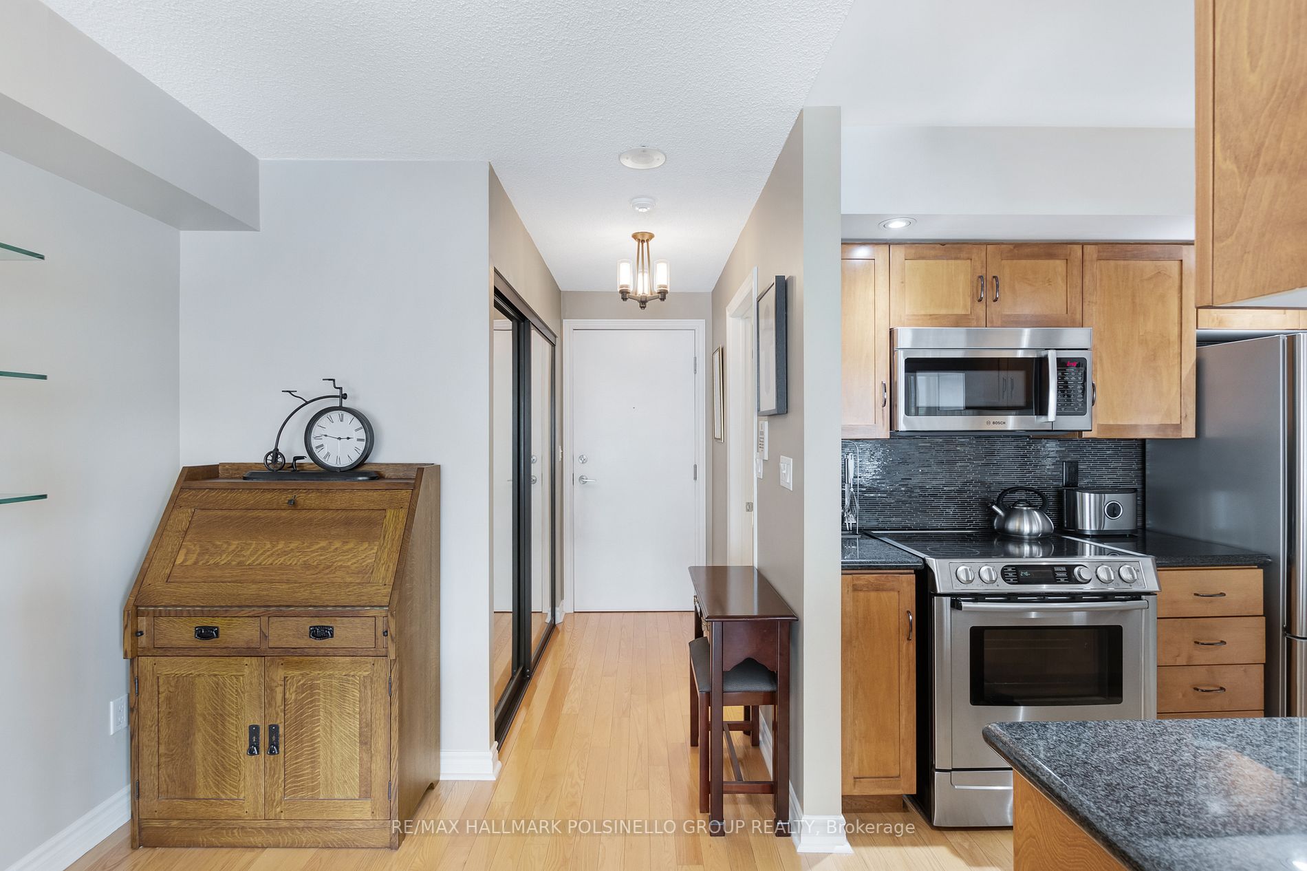 270 Wellington St W, #417