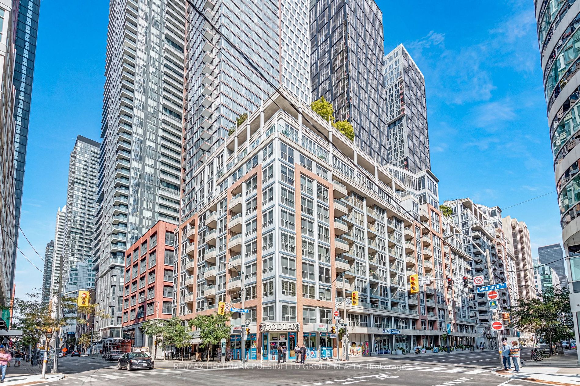 270 Wellington St W, #417