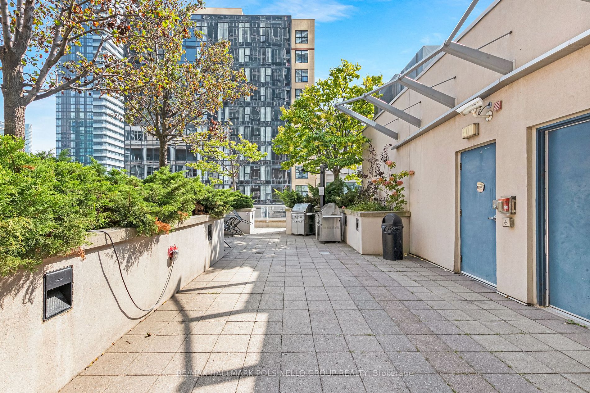 270 Wellington St W, #417