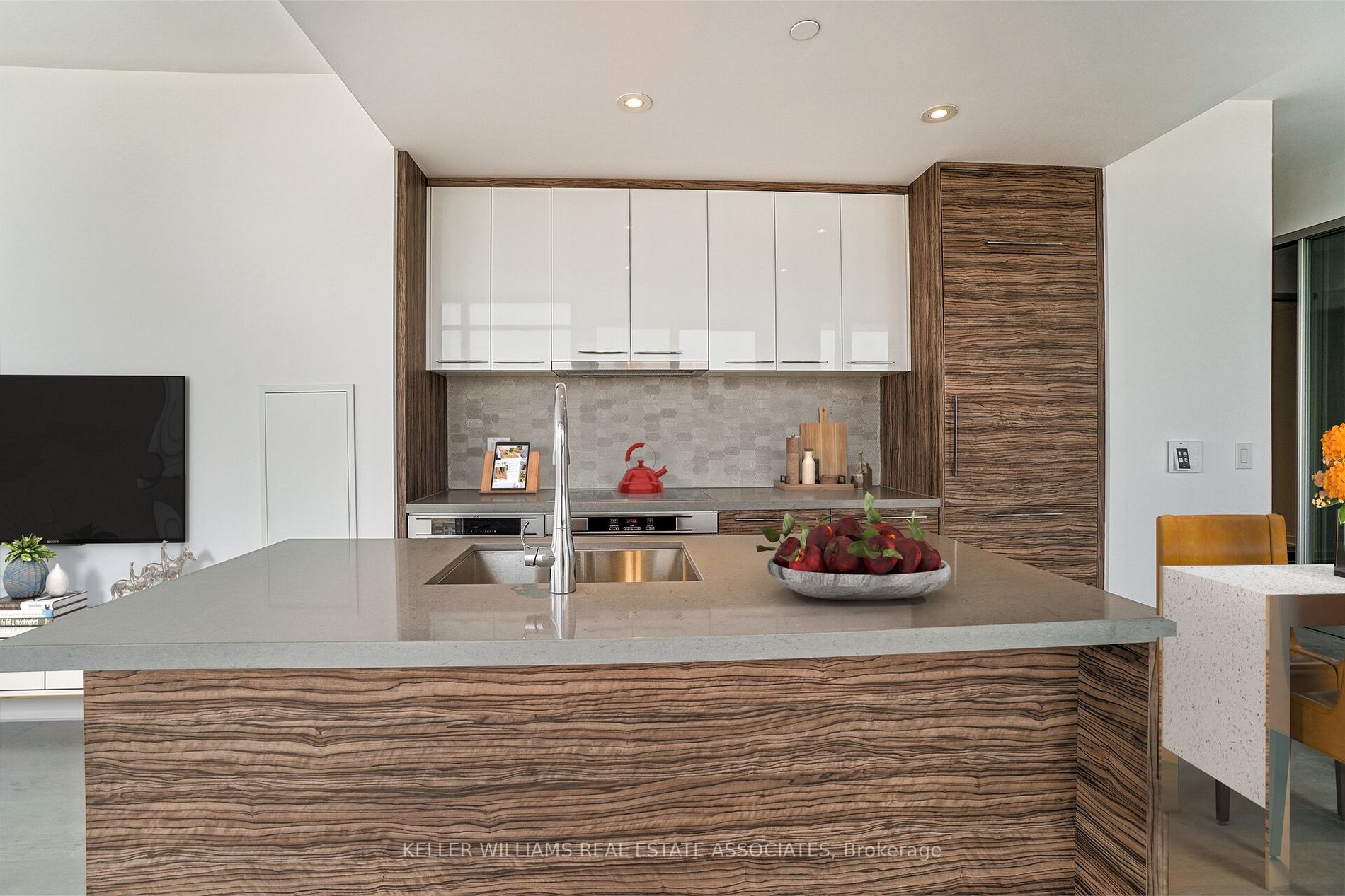 488 University Ave, #2302