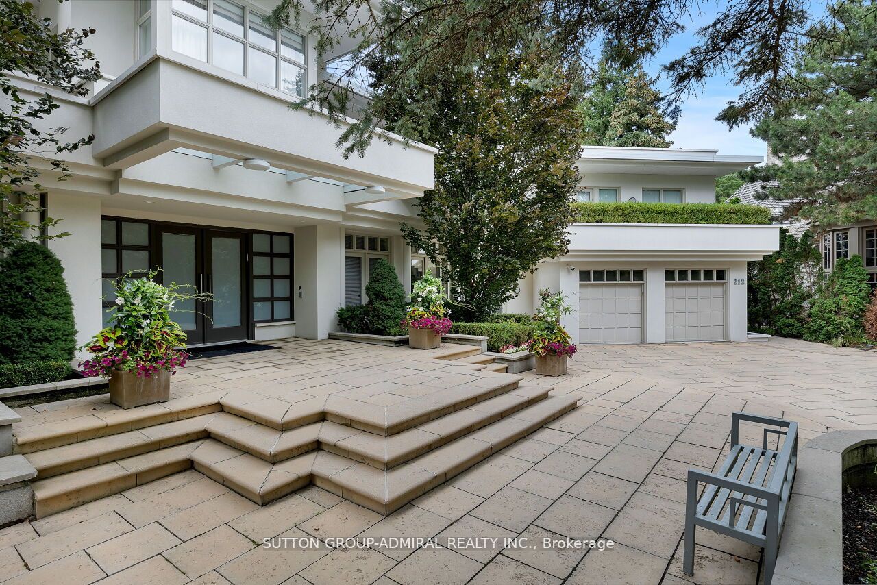 212 Sandringham Dr