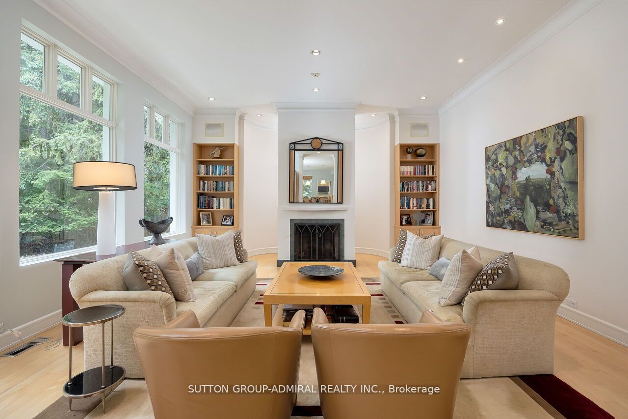 212 Sandringham Dr